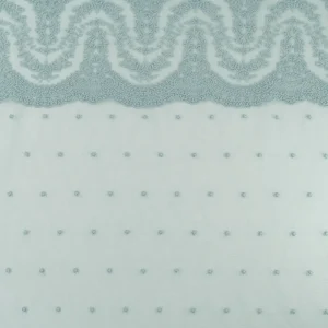 Tule bordado com plumeti azul e rebordo ondulado