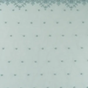 Tule bordado com plumeti azul e pequena orla.