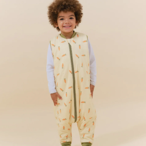 MOLIS & CO – MACACÃO DE DORMIR COM MEIAS TOG 2.5 – CARROTS