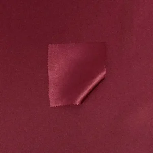 Raso a andar de bicicleta vermelho
