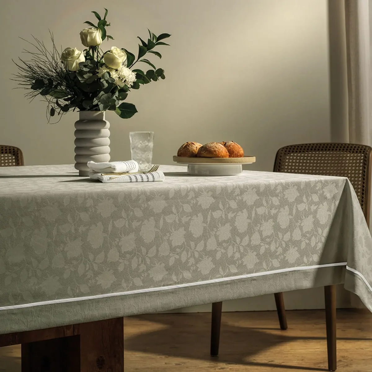 Toalha de Mesa Retangular Karsten Celebra Antoni Branco e Bege 8 Lugares 1,65m x 2,70m