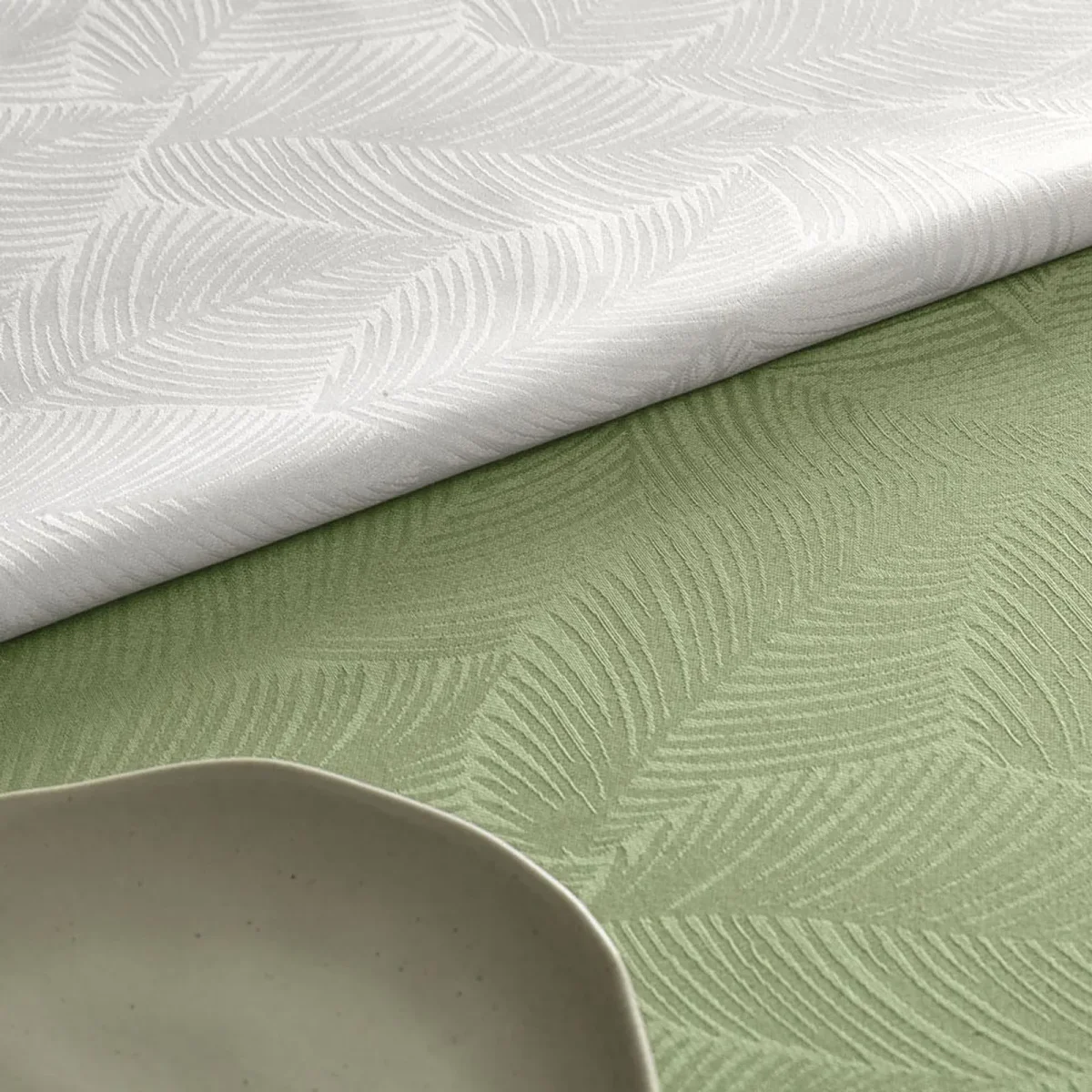 Toalha de Mesa Karsten Tilia Branco Quadrada – 1,40 x 1,40m - Image 3